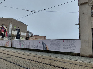 SEFO se odkládá kvůli holubovi, píše se na ohradě u muzea. Fikce má vyvolat otázky i upozornit na výstavu