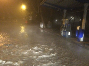 Voda z prasklého vodovodu zaplavila benzinku u Flory v Olomouci. Vodárny poruchu odstraní již odpoledne