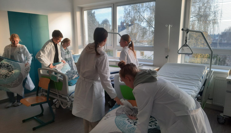 V Trutnově a Červeném Kostelci se snaží nalákat budoucí zdravotnické naděje