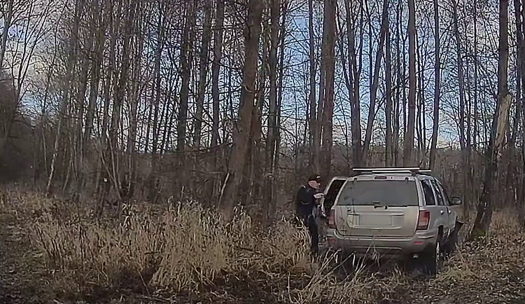 Policisté našli opuštěné auto při pronásledování na Litovelsku