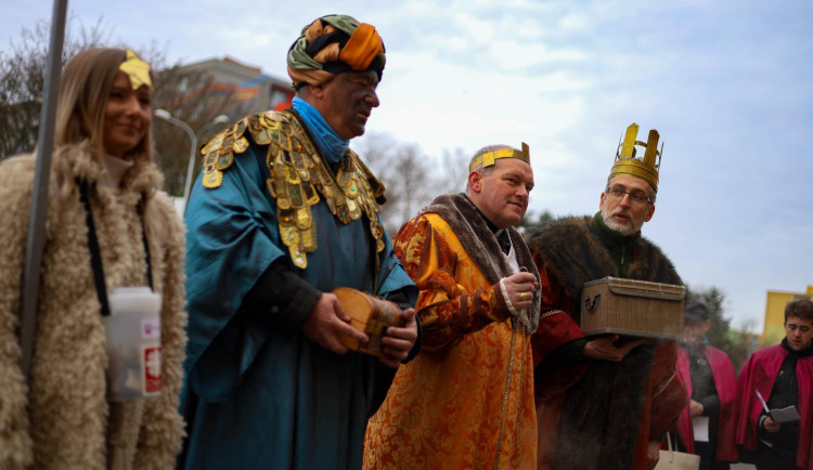 Tři králové prošli Olomoucí. Kostýmy oblekly hejtman, primátor a generální vikář olomoucké arcidiecéze