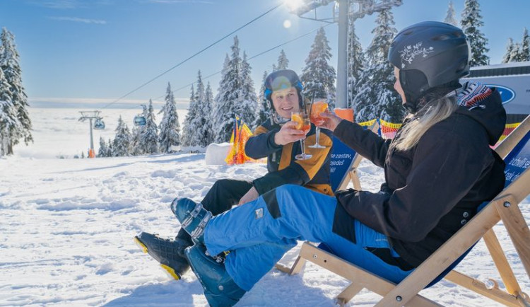 Lyžují Krkonoše i Orlické hory, i přes oblevu sníh drží