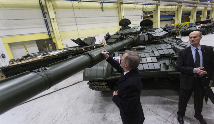 Šternberská zbrojovka vyrábí prioritně pro Ukrajinu. Premiér Fiala napsal věnování na kanón tanku