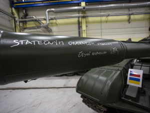 Šternberská zbrojovka vyrábí prioritně pro Ukrajinu. Premiér Fiala napsal věnování na kanón tanku