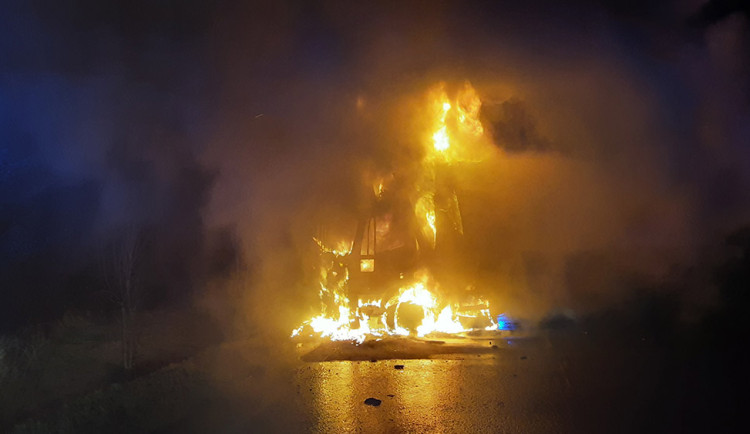 U Velkého Újezdu hořel náklaďák s potravinami. K požáru se museli hasiči prořezat