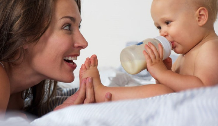 Hradecká nemocnice vykupuje mateřské mléko, za litr nabízí stovky korun