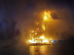 U Velkého Újezdu hořel náklaďák s potravinami. K požáru se museli hasiči prořezat