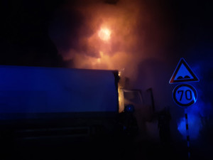 U Velkého Újezdu hořel náklaďák s potravami. K požáru se museli hasiči prořezat