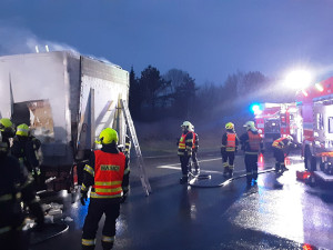 U Velkého Újezdu hořel náklaďák s potravami. K požáru se museli hasiči prořezat