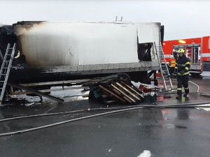 U Velkého Újezdu hořel náklaďák s potravinami. K požáru se museli hasiči prořezat