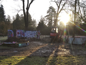 Do Šneka v olomouckém parku se pustily bagry. Roky přitahoval vandaly i narkomany