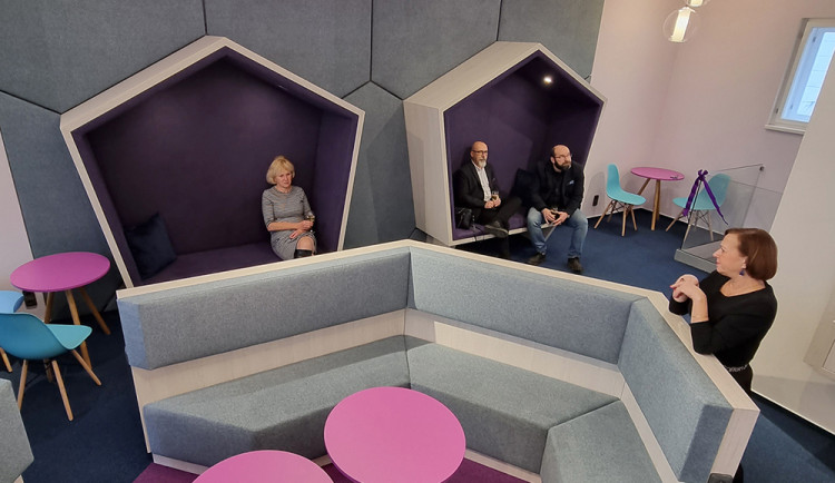 Designová studovna rozzářila uničovskou knihovnu. Ohlasy mě až překvapily, těší místostarostu