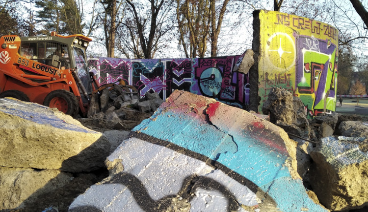 Do Šneka v olomouckém parku se pustily bagry. Roky přitahoval vandaly i narkomany