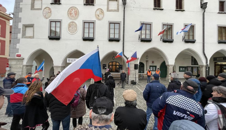 Vrabelova demonstrace v Krumlově přilákala desítky lidí. Zadluženého pořadatele zítra čeká soud