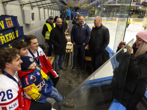 Stříbrní borci z Přerova ovládli rodný zimák. Pro podpis a fotku si přišly stovky fanoušků