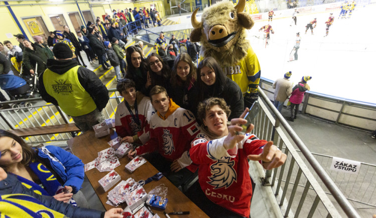 Stříbrní borci z Přerova ovládli rodný zimák. Pro podpis a fotku si přišly stovky fanoušků