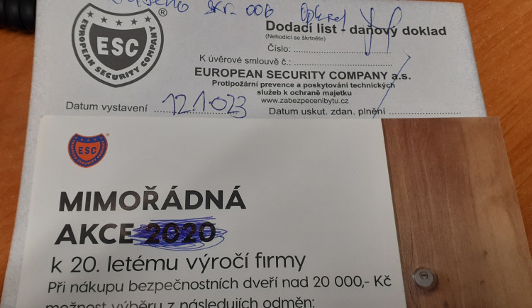 Podomní prodejce nabízel zabezpečení dveří osmdesátileté ženě z Litovle. Strážníci ho chytili přímo při činu