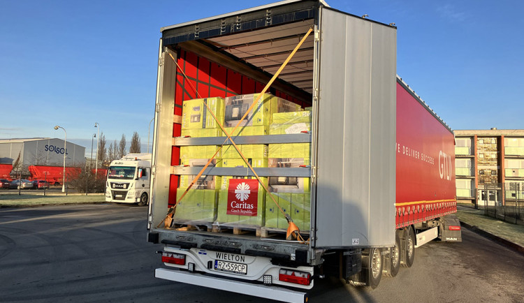 Charita posílá na Ukrajinu stovky plynových kamen. Mají i detekci oxidu uhličitého