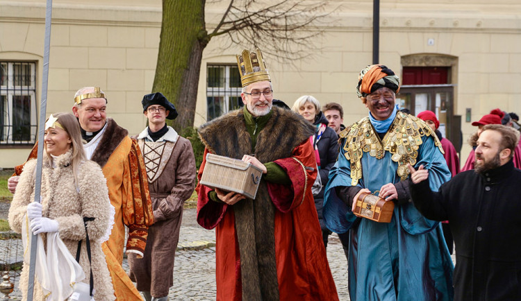 Olomoucký hejtman Josef Suchánek jako mudrc Baltazar při letošní tříkrálové sbírce