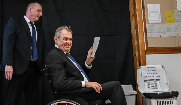 size3-16736234519338-2-prvni-den-prezidentske-volby-je-u-konce-svuj-listek-odevzdala-vetsina-kandidatu-i-zeman
