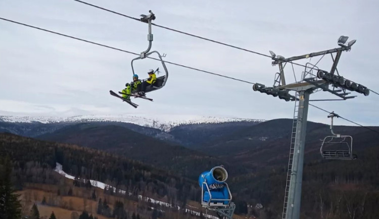 Kvůli oblevě vyrazilo o víkendu do Jeseníků málo lidí. Areály se však chystají na zasněžování