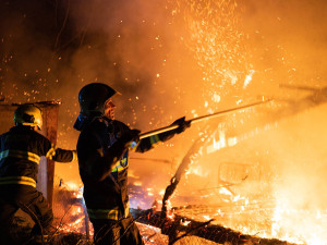 Noční požár v Olomouci pohltil zahrádkářskou chatku. Škoda je přes tři sta tisíc