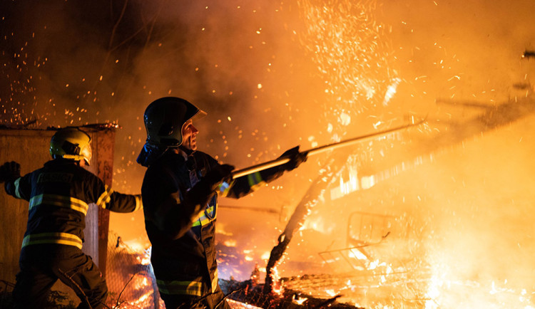 Noční požár pohltil zahrádkářskou chatku v Olomouci. Škoda je přes tři sta tisíc