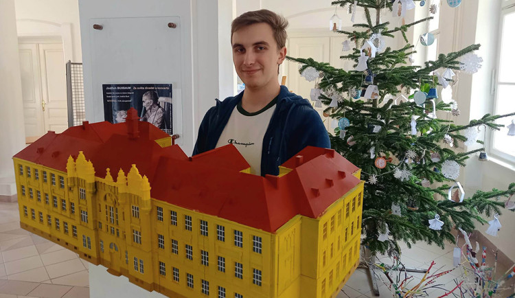 Tomáš Komárek vytvořil se spolužákem Tadeášem Fryčákem detailní zmenšeninu litovelského gymnázia