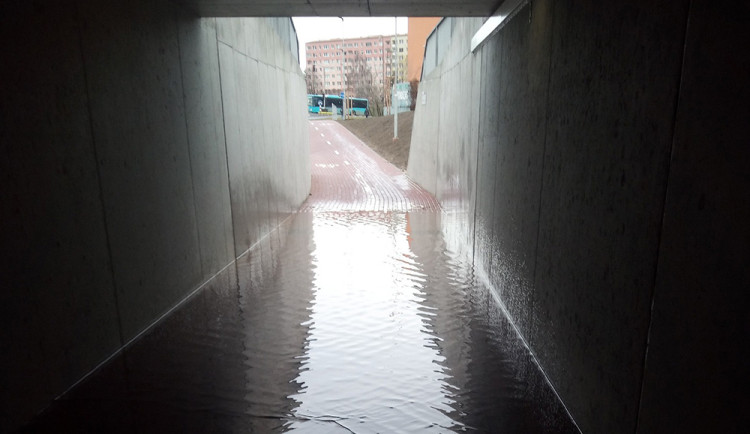 Potopa ještě v záruce: zánovní cyklopodjezd zatopila voda, Přerov rychle reagoval