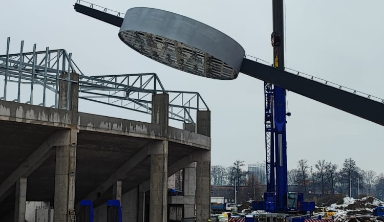 Legendární lízátka se vrací na své místo, na řadu přišel první ze čtyř stožárů