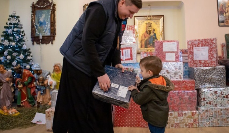 Děti na Ukrajině potěšily dárky z charitativní sbírky. Předávání komplikovaly i výpadky elektřiny