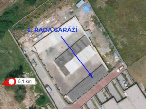 Načerno postavené garáže ve Vrahovicích stojí dál. Skončily v konkurzu a nejde je zbourat