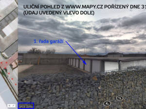 Načerno postavené garáže ve Vrahovicích stojí dál. Skončily v konkurzu a nejde je zbourat