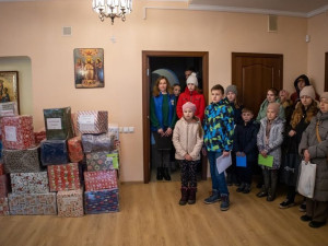 Děti na Ukrajině potěšily dárky z charitativní sbírky. Předávání komplikovaly i výpadky elektřiny