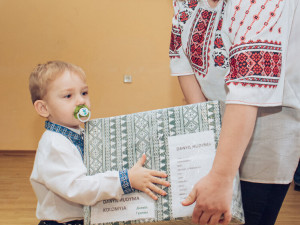Děti na Ukrajině potěšily dárky z charitativní sbírky. Předávání komplikovaly i výpadky elektřiny