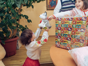 Děti na Ukrajině potěšily dárky z charitativní sbírky. Předávání komplikovaly i výpadky elektřiny