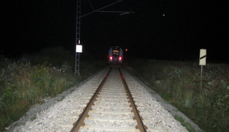 Strážníci na poslední chvíli zachránili muže, který chtěl v Černovíře skočit pod vlak. Zastavili provoz