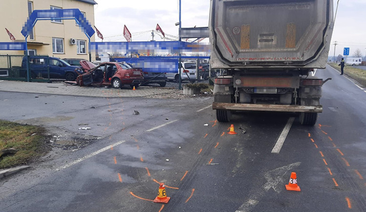 Dvaaosmdesátiletý řidič v Uničově nedal přednost náklaďáku. Při nehodě zemřel