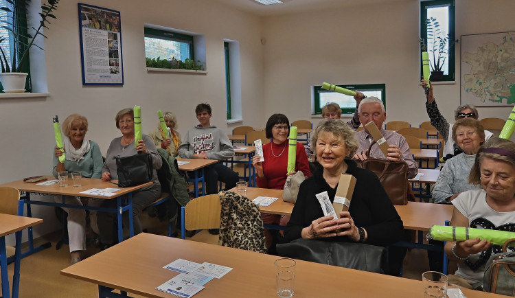 Hradečtí strážnici učí seniory, jak nenaletět podvodníkům