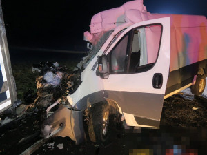 Šedesátiletý řidič dodávky u Černotína nezvládl zatáčku a narazil do kamionu. Nehodu nepřežil