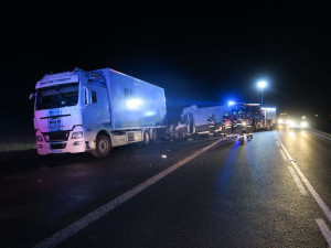 Šedesátiletý řidič dodávky u Černotína nezvládl zatáčku a narazil do kamionu. Nehodu nepřežil
