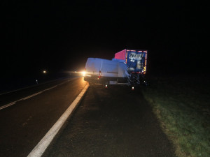 Šedesátiletý řidič dodávky u Černotína nezvládl zatáčku a narazil do kamionu. Nehodu nepřežil