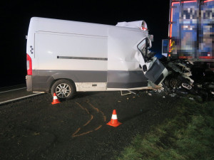 Šedesátiletý řidič dodávky u Černotína nezvládl zatáčku a narazil do kamionu. Nehodu nepřežil