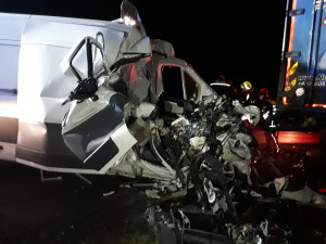 Šedesátiletý řidič dodávky u Černotína nezvládl zatáčku a narazil do kamionu. Nehodu nepřežil