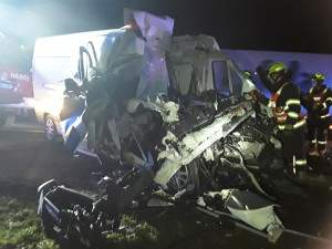 Šedesátiletý řidič dodávky u Černotína nezvládl zatáčku a narazil do kamionu. Nehodu nepřežil