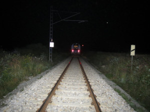 Strážníci na poslední chvíli zachránili muže, který chtěl v Černovíře skočit pod vlak. Zastavili provoz