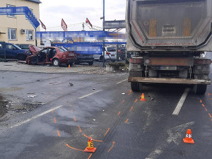 Dvaaosmdesátiletý řidič v Uničově nedal přednost náklaďáku. Při nehodě zemřel
