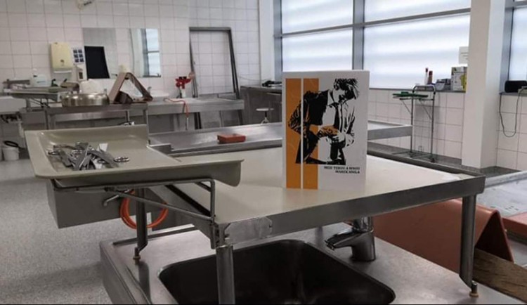 Kniha přináší příběh studenta, který se rozhodne změnit životní dráhu a věnovat se práci fotografa v ústavu soudního lékařství