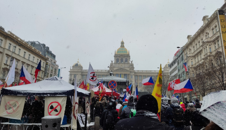 FOTOGALERIE: Demonstranti na Václavském náměstí kritizují vládu i Petra Pavla. Sešlo se několik stovek lidí