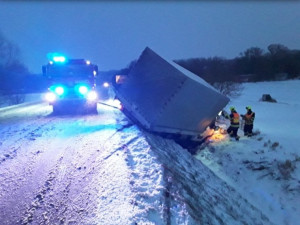 Hasiči vyjížděli k několika dopravním nehodám